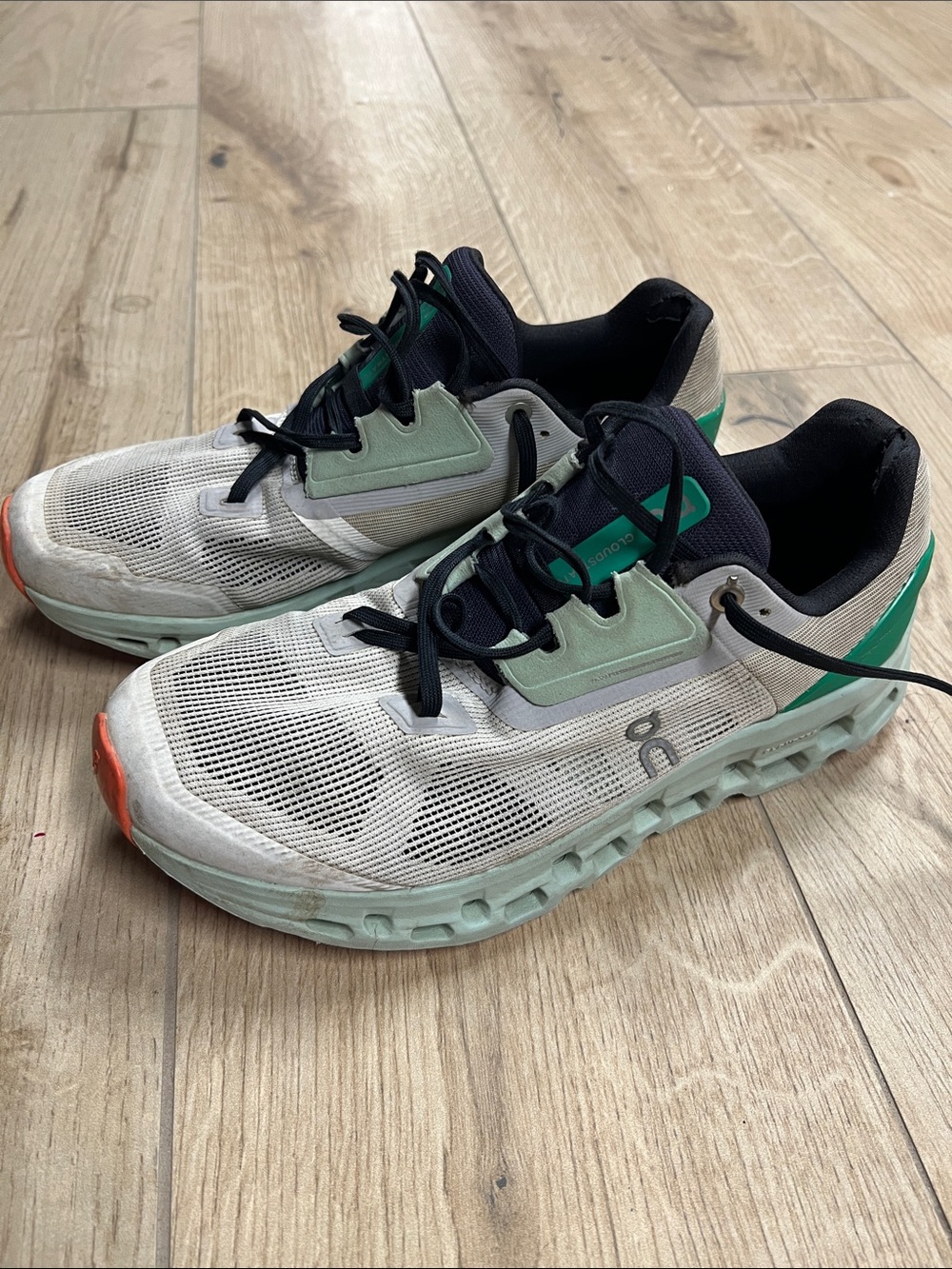 On Cloudstratus 2 running shoes in the white, grey, and green colorway